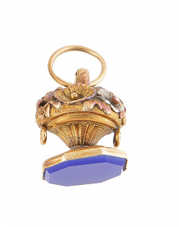 139.  Charm colgante de pp.S XX con diseño de cesto de flores en oro, con base octogonal de ágata azul lisa