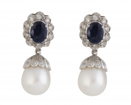 370.   Pendientes desmontables con zafiros ovales orlados de brillantes y perillas de perlas australianas colgantes