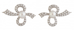 272.   Pendientes años 50 con diseño de lazo de brillantes con perla central
