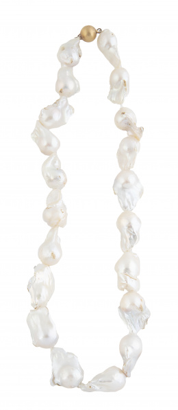 224.  Collar de un hilo de grandes perlas barrocas