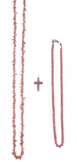 32.  Lote de tres piezas de coral de pp. S. XX compuesto por dos collares y una cruz colgante