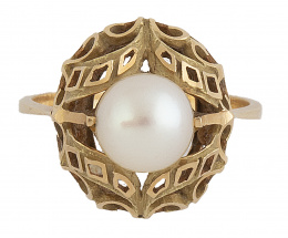 123.  Sortija años 60 con perla cultivada en montura elevada con decoración calada 