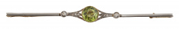 74.  Broche barra Art-Decó con olivina circular central flanqueada por diamantes