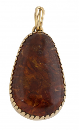 81.  Colgante de ámbar con forma de gran gota en marco ancho de oro 
