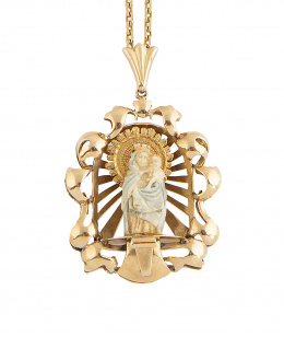 103.  Medalla de Virgen años 40 relizada de marfil sobre capilla de perfil ondulado, con cadena