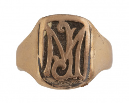 87.  Sortija sello años 30 con iniciales"M" y "J" labradas en oro