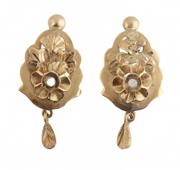 83.  Pendientes con diseño de hojitas de pp. S.XX