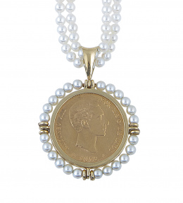 254.  Collar de perlas con centro de moneda colgante de 25 ptas de Alfonso XII de oro, con cierre flor de oro y esmeralda