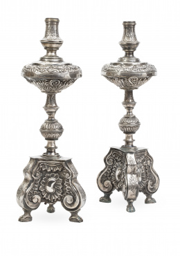 528.  Pareja de candeleros de plata repujada. Con marcas.Salamanca, ff. del S. XVII - pp. del S. XVIII.