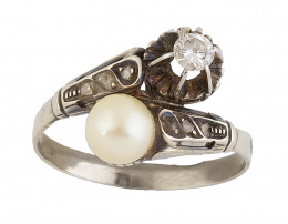 78.  Sortija tu y yo con perla y brillante en oro blanco con brazos decorados con diamantes