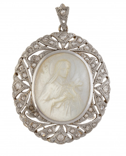66.  Medalla colgante Art Decó con Virgen tallada en nácar, en marco de diamantes y brillantes de talla antigua con decoración calada