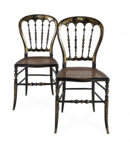 1124.  Pareja de sillas volantes de madera lacada y dorada.Trabajo francés, segunda mitad del S. XIX.