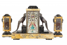 1290.  Irenée Rochard (1906 - 1984)*.Reloj Art Decó con guarnición de diferentes mármoles, bronce y esmalte. Firmado.Francia, primer tercio del S. XX.
