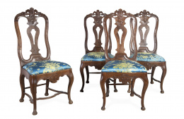 1267.  Juego de seis sillas de madera tallada con respaldo calado y asiento en seda azul.Trabajo español, mediados del S. XVIII.