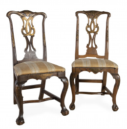 1057.  Pareja de sillas de madera de nogal y madera dorada, de estilo Chippendale.Trabajo andaluz, S. XVIII.
