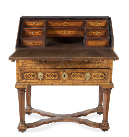 607.  Bureau de madera de nogal y marquetería.Trabajo holandés, S. XVIII.