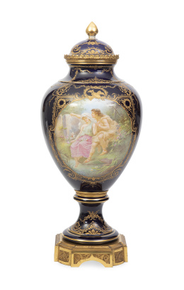 617.  Jarrón de porcelana esmaltada en azul real montado en bronce dorado con pintura de A. Collot.Con marcas siguiendo a Sévres.Samson, Francia, ff. del S. XIX