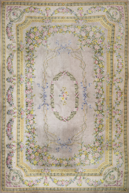 629.  Alfombra alfonsina en lana de nudo español, con decoración floral de guirnaldas y festones.Real Fábrica de Tapices, firmada y fechada, 1881.
