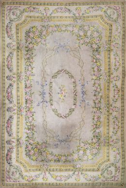 1047.  Alfombra alfonsina en lana de nudo español, con decoración floral de guirnaldas y festones.Real Fábrica de Tapices, firmada y fechada, 1881.