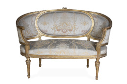 620.  Sofá en "corbeille" de madera tallada y dorada de estilo Luis XVI.Francia, h. 1900.