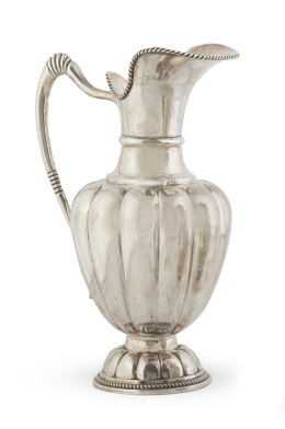 558.  Jarro de plata en su color con decoración gallonada.S. XX.