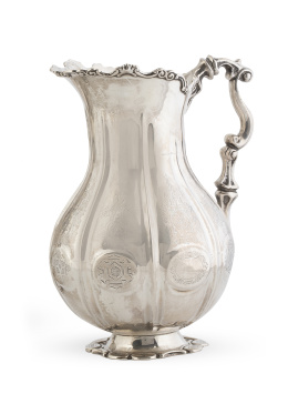 570.  Jarro de plata. Conserva restos de etiqueta en la base.Joyería Agruña, Zaragoza, S. XX.