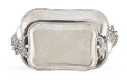 557.  Dos bandejas de plata de diferente tamaño con asas con bellotas. Con marcas.Montejo, S. XX.