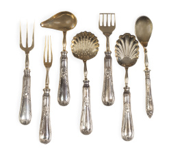 566.  Juego de siete cubiertos de servir de merienda en plata y plata vermeille. pp. del S. XX.