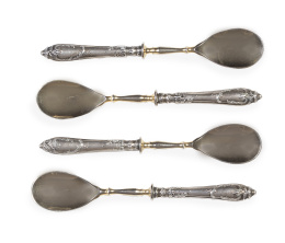 575.  Lote de cuatro cucharas para caviar de plata en su color y plata vermeille. Ley 800, con marcas.Alemania, h. 1900.