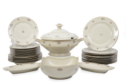 560.  Vajilla de porcelana esmaltada con filo dorado, decorada con flores. Comercializada por la vda. de Indalecio de Grado, Madrid, Barquillo, 35.Selb, Bavaria, Alemania, h. 1955 - 1965.