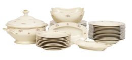 1353.  Vajilla de porcelana esmaltada con filo dorado, decorada con flores. Comercializada por la vda. de Indalecio de Grado, Madrid, Barquillo, 35.Selb, Bavaria, Alemania, h. 1955 - 1965.