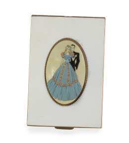 598.  Polvera de metal dorado y placa con dama y caballero.J.V. Pikcges MFG Co. Louisville, Estados Unidos, primer tercio del S. XX.