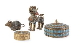 1238.  Lote de cuatro piezas de bronce dorado, filigrana y esmalte azul y rojo, en forma de armadillo, bote en forma de quimera, cajita y caja circular.Quizás Birmania, finales del S. XIX - principios del S. XX.