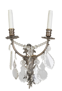 1237.  Aplique de dos brazos de luz, con pandelocas y cadeneta.S. XX.