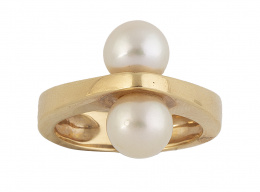 201.  Sortija con perfil elevado triangular flanqueado por dos perlas cultivadas