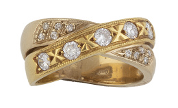 323.  Sortija con brillantes en frente a modo de aspa