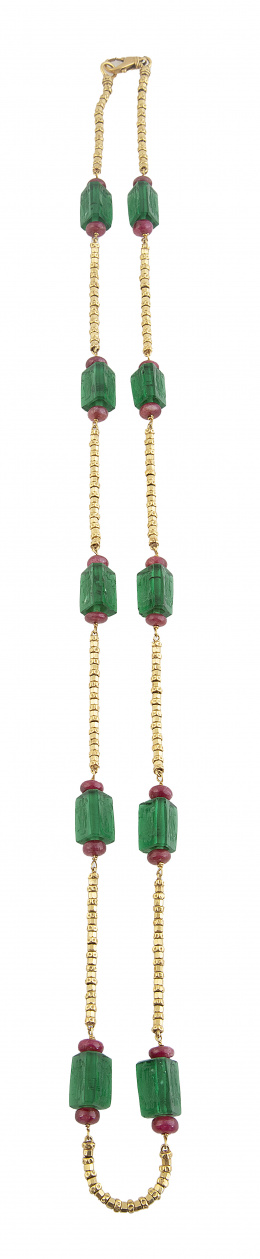 221.  Collar largo portugués con cuentas políédricas de cristal verde decoradas con intaglios, entre discos de rubíes