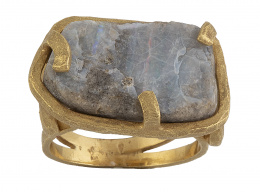 217.  Sortija con ópalo irregular sin tallar en montura asimétrica de garras de oro mate