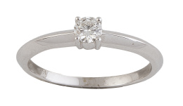 372.  Sortija solitario con brillante de 0,20 ct aprox engastado en cuatro garras