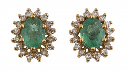 284.  Pendientes con esmeralda talla oval orlada de brillantes
