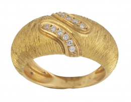 231.  Sortija ancha con dos líneas sinuosas de brillantes en el centro,  sobre frente ancho y curvo con decoración matizada