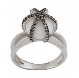 244.  Sortija con esfera de ágata blanca en jaula esférica de brillantes negros