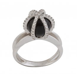 243.  Sortija con esfera de ónix en jaula esférica de brillantes