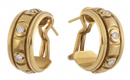 229.  Pendientes criolla de frente ancho decorados con bandas grabadas y con cuatro brillantes