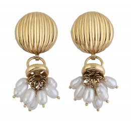 200.  Pendientes largos  con círculo gallonado del que pende racimos de perlitas