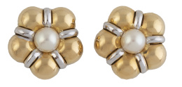 181.  Pendientes con diseño de flor en oro bicolor adornados con perla cultivada central 