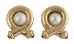 198.  Pendientes con diseño de nudo, con perla central y cabujónes de rubíes en los extremos del nudo
