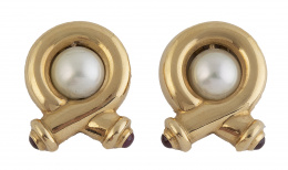 198.  Pendientes con diseño de nudo, con perla central y cabujónes de rubíes en los extremos del nudo