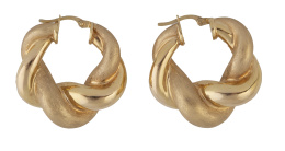 276.  Pendientes criollas con grandes gallones en oro liso y mate combinados, de tamaño creciente hacia la base