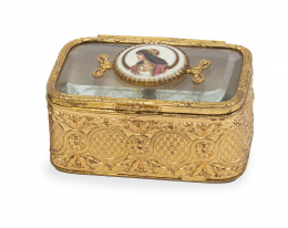 1229.  Joyero de metal dorado, cristal y esmalte en la tapa con un busto.Francia, h. 1900